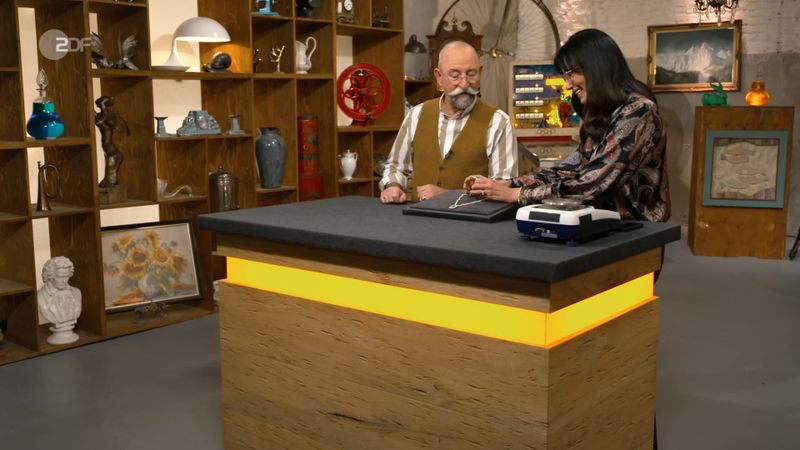 Horst Lichter betrachtete verzückt ein Schmuckset: "Oh Heide, da kommt ja mein neues Hobby raus! Ich bin jetzt Gemmologe." Er lacht: "Ich kann jetzt Steine von Steinen unterscheiden. Das sind zum Beispiel türkisfarbene Steine."