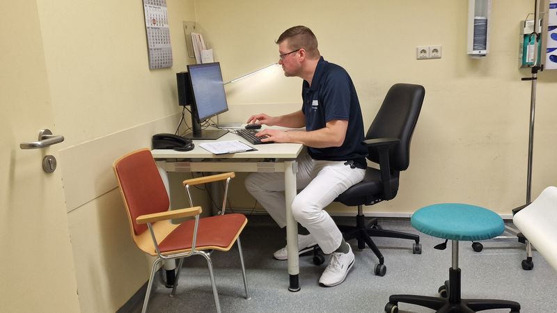 Kai Wilke ist Oberarzt in der Orthopädie und Unfallchirurg. Zusätzlich fährt er Notarzteinsätze. Die langen Anfahrtswege auf dem Land können im Notfall zum Problem werden, weiß er.