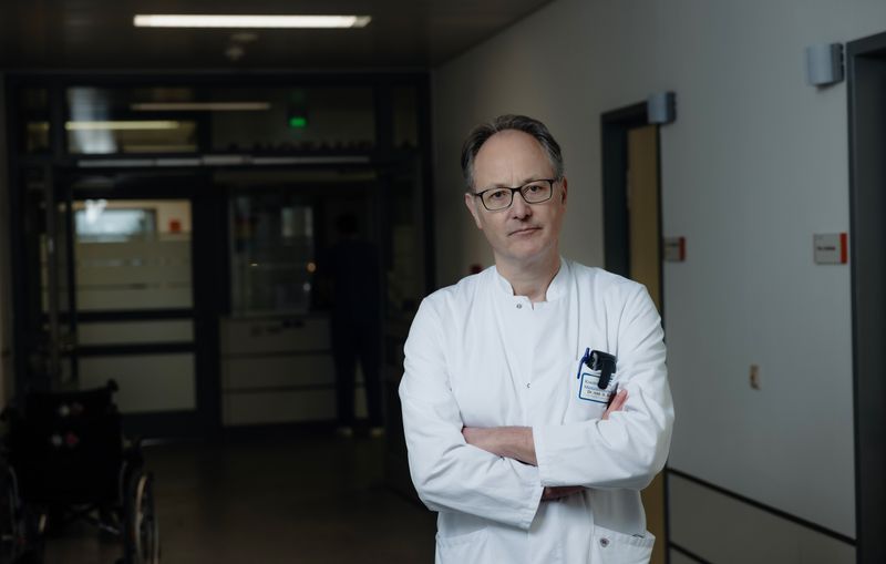 Chefarzt Georg Bauer spricht in der ZDF-Reportage offen über den Klinikalltag im Gegensatz zu den Krankenkassen, die "nur auf die objektiven Daten" schauen würden.