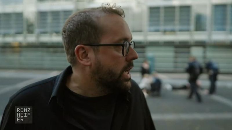 Paul Ronzheimer wird während seiner Sat.1-Reportage "Ronzheimer - Wie geht's, Deutschland?" Zeuge einer Schlägerei.