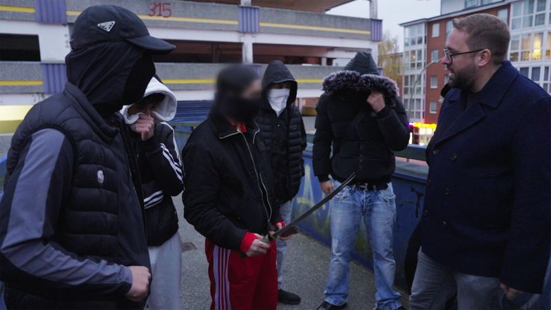 Eine Jugendgang zückt vor Paul Ronzheimer plötzlich ein Schwert.