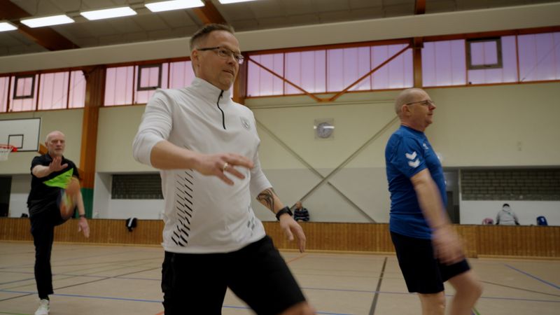 Steffen (Mitte) hat einen Herzinfarkt und das nachfolgende künstliche Koma überstanden. In einer sogenannten "Herzsportgruppe" in Magdeburg hält er sich seitdem körperlich fit.