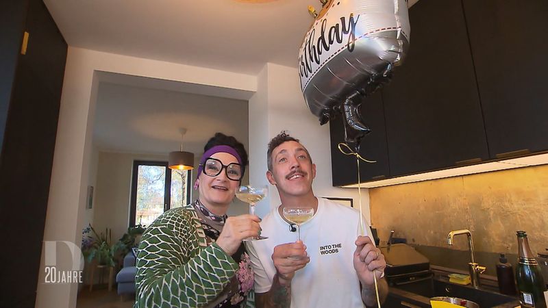 Eigentlich wollte Moritz lieber alleine kochen, aber mit Graciela Cucchiara als Schnibbelhilfe macht es dann doch viel mehr Spaß.
