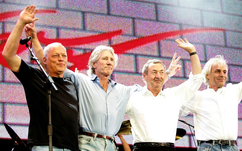Gute Miene zum guten Zweck: 2005 standen (von links) David Gilmour, Roger Waters, Nick Mason und Rick Wright bei "Live 8 London" noch einmal gemeinsam auf der Bühne. Zu sagen hatten sie sich allerdings nicht viel: Waters und der Rest der Band gehen seit den 80er-Jahren getrennte Wege. Aber sie sind nicht die einzigen Musiklegenden, die sich (irgendwann) nicht mehr leiden konnten ...