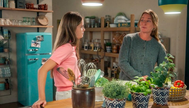 "Rote Rosen" zeigt erstmals eine Folge nur mit Frauen. Darin feiert Carla (Maria Fuchs, rechts), hier mit Lilly (Lilou Röder), ihren 50. Geburtstag.