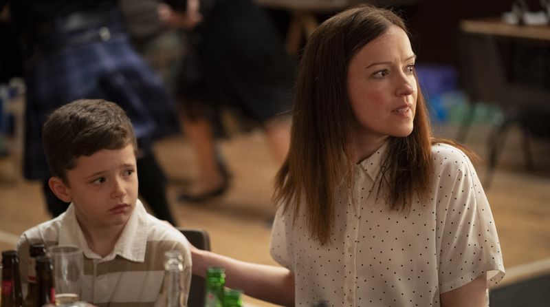 Auf einer Party wirken Noah (Jacob Ferguson) und seine Mutter Annie Bett (Sarah Mac Gillivray) bereits angespannt. Am nächsten Tag sind sie verschwunden.