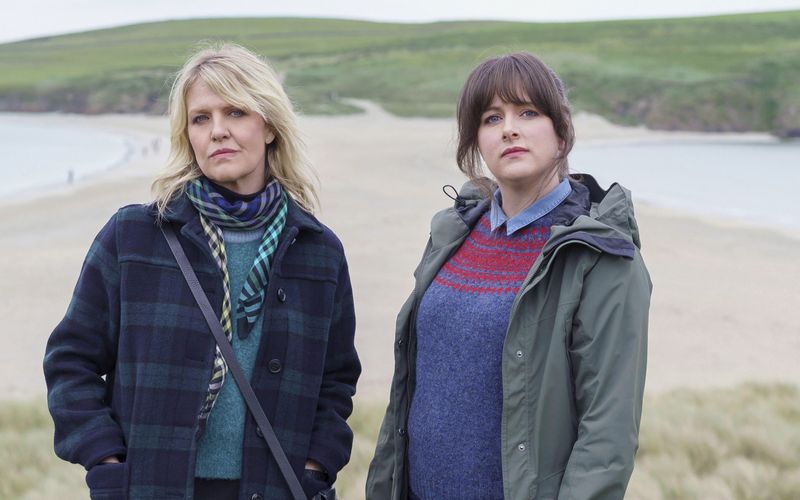 DI Ruth Calder (Ashley Jensen, links) und DI Alison "Tosh" McIntosh (Alison O'Donnell) ermitteln in ihrem zweiten gemeinsamen Fall nach dem Verschwinden einer Familie.