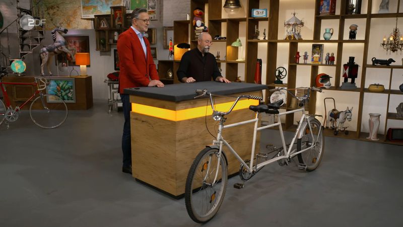 Horst Lichters erste Reaktion auf das seltsame Fahrrad: "Ach du heiliges Kanonenrohr." Wie sollte das denn funktionieren? Sowas hatte auch "Bares für Rares"-Experte Detlev Kümmel noch nicht gesehen ...
