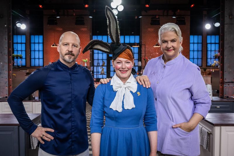 Moderiert wird "Das große Promibacken - Osterspezial" von Enie van de Meiklokjes (Mitte). Sechs Promis müssen Bettina Schliephake-Burchardt (rechts) und Christian Hümbs von ihren Backkünsten überzeugen.