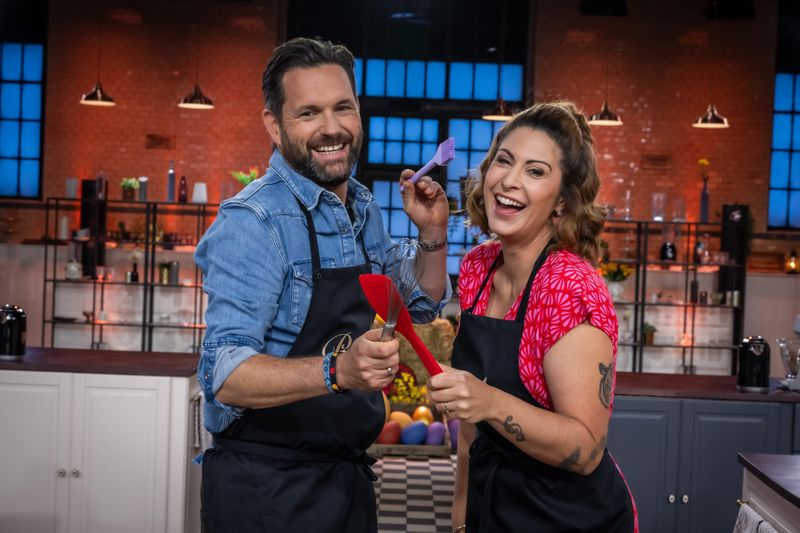 Das Moderatoren-Duo Matthias Killing und Madita van Hülsen will sich den goldenen Cupcake und 10.000 Euro für den guten Zweck sichern.