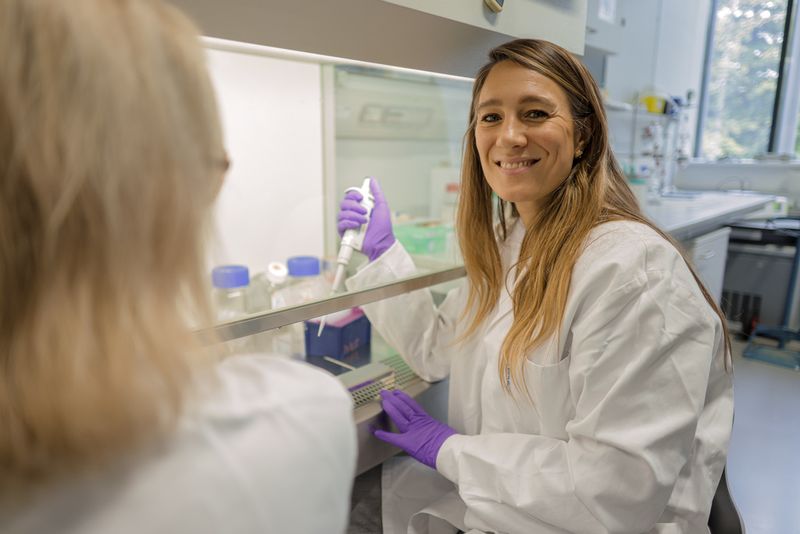 Jasmina Neudecker erfährt an der Sporthochschule Köln, wie Myokine (Botenstoffe), die beim Sport ausgeschüttet werden, das Wachstum von Tumorzellen verhindern und somit für die Krebsprävention relevant sind.