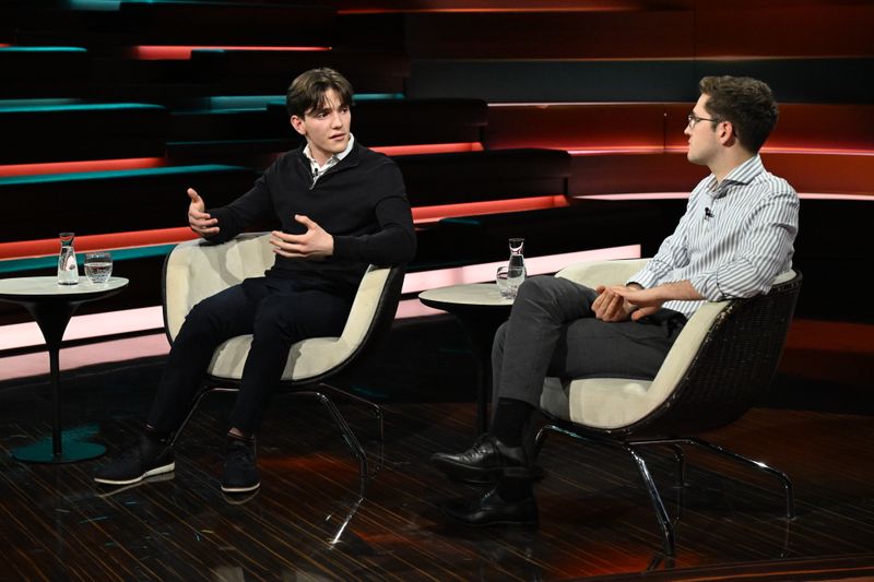 Gymnasiast Marius Lange äußerte sich hoffnungsvoll zum Thema Wehrdienst, während Podcaster Ole Nymoen deutlich machte, warum er für Deutschland nie in den Krieg ziehen würde. 