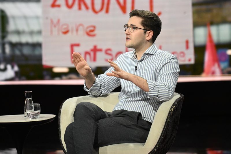 Podcaster Ole Nymoen wetterte bei Lanz gegen die Wehrpflicht und erklärte, warum er lieber fliehen würde, als für Deutschland zu kämpfen.