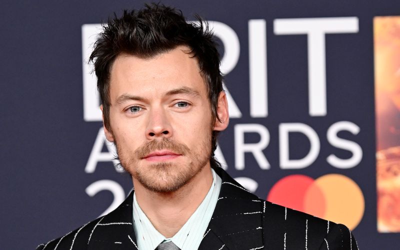 Wer als Mitglied einer Boyband zum Star wird, hat es hinterher oft schwer, sich als eigenständiger Künstler einen Namen zu machen. Harry Styles aber hat genau das geschafft. Er ist inzwischen Frauenschwarm, Modenarr, Pop-Gigant und Kinostar: Anlässlich der Veröffentlichung seines neuen Albums "Kiss All the Time. Disco, Occasionally" erfahren Sie hier alles, was sie über Harry Styles wissen müssen!  