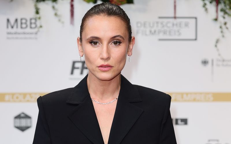 Peri Baumeister steht für Rollen mit Tiefgang und Botschaft. Eine solche hat die zweifache Grimmepreisträgerin auch im TV-Thriller "Eine bessere Welt" (Montag, 23. März, 20.15 Uhr, ZDF).