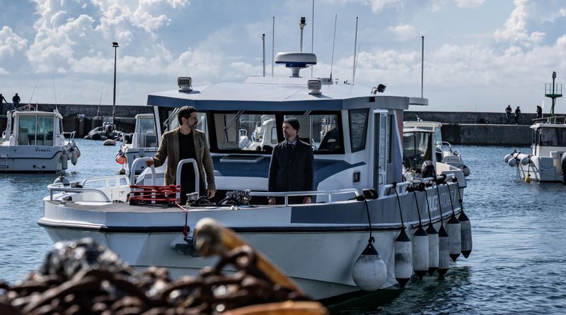 Dupin (Pasquale Aleardi, links) und Kadeg (Jan Georg Schütte) werden auf die Insel Ouessant gerufen, "Die Insel der Frauen".