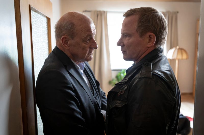 Die Figur des Kommissars Overbeck (Roland Jankowsky, rechts) gewinnt zunehmend an Bedeutung. Und sie entwickelt sich von der Karikatur zum echten Typen. Links: Privatdetektiv Wilsberg (Leonard Lansink).