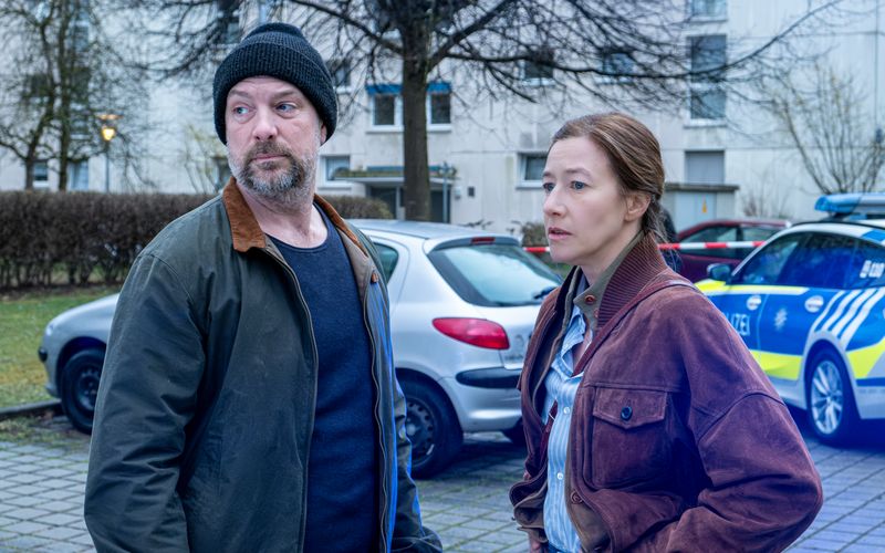 Kommissar Dennis Eden (Stephan Zinner) und Kommissarin Cris Blohm (Johanna Wokalek) ermitteln zwei Fällen parallel.
