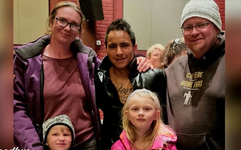 Popstar Jon Henrik Fjällgren (Mitte) möchte der Auswanderer-Familie helfen. 