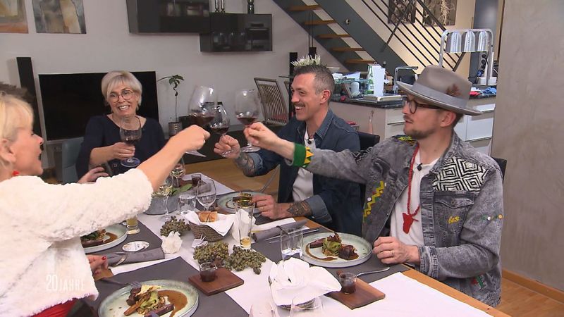 Stößchen auf die letzte Hauptspeise in dieser illustren Runde.
