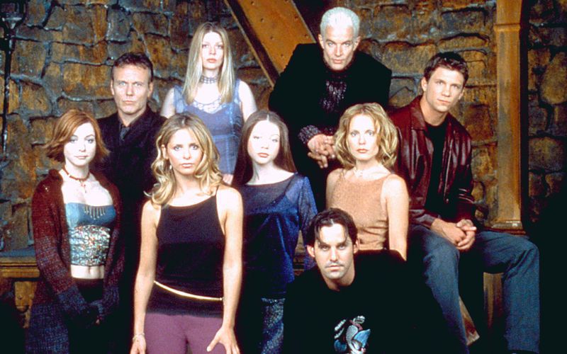 Eigentlich hatte Sarah Michelle Gellar (dritte von links) ausgeschlossen, in einer möglichen weiteren Serie über die Vampirjägerin Buffy Summers mitzuspielen. Doch sie hat es sich zum Glück anders überlegt. In dem gerade entstehenden Ableger von "Buffy - Im Bann der Dämonen" wird sie einen Gastauftritt als Buffy haben. Aber was hat Gellar seit ihrem größten Erfolg sonst noch so getrieben? Und was machen ihre Kollegen der Originalserie heute? 