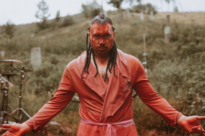 Kräftige Symbolsprache: Bela Klentze singt den Friedenssong "Unholy War".