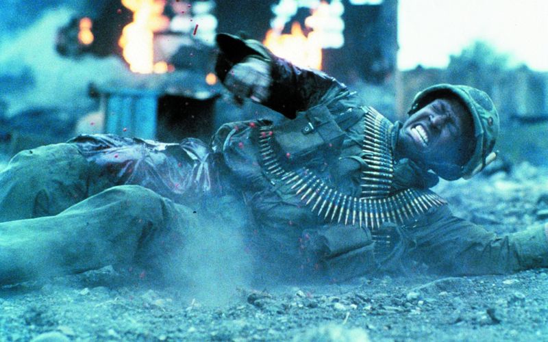 Private Albino (Dorian Harewood) gerät ins Visier eines vietnamesischen Scharfschützen. 