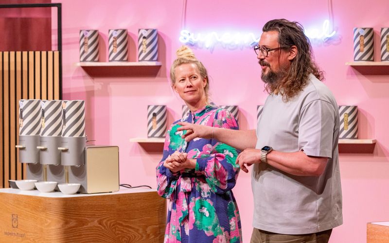 Amelie und Timo, die Gründer von "supernutural", haben Mühlen im edlen Design entwickelt, mit denen sich frische Nüsse zu leckeren Cremes verwandeln lassen.