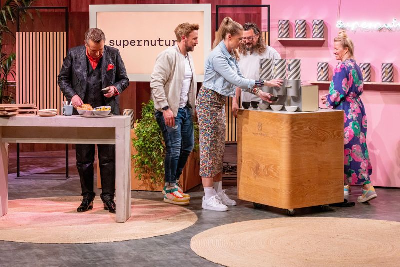 Wenn sich Löwinnen und Löwen in echte Naschkatzen verwandeln: Alle wollen die leckeren Nusscremes probieren. "Das schmeckt ja mega", meint Stefan Lemcke (Zweiter von links).