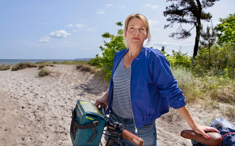 Nach der geplatzten Hochzeit mit Max musste Nora Kaminski (Tanja Wedhorn) erstmal weit weg. Doch zu Beginn des 27. Films "Praxis mit Meerblick - Willkommen zu Hause" kommt sie zurück auf Rügen. 