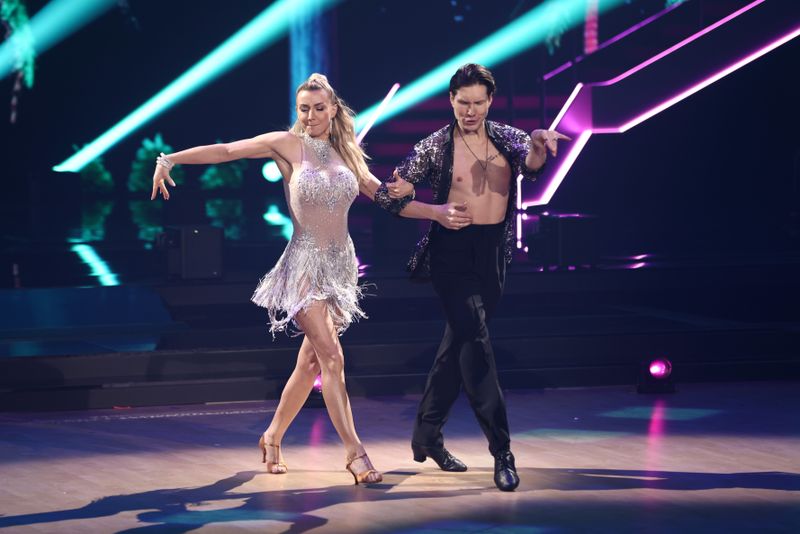Evgeny Vinokurov und Anna-Carina Woitschack gaben bei ihrem Cha-Cha-Cha alles. 