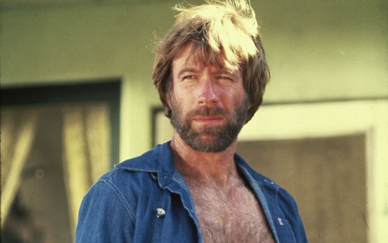 Wann ist ein Mann ein Mann? Wenn er wie Chuck Norris ist: männlich, dass selbst seine Brusthaare Brusthaare haben, wie es in einem "Chuck Norris Fact" heißt. Das Bild zeigt den Schauspieler in einer Szene des Actionsfilms "McQuade, der Wolf" (1983)