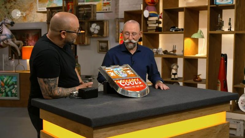 Die "Bares für Rares"-Woche begann mit einem alten, leuchtenden Werbeschild für amerikanisches Bier, wie Experte Sven Deutschmanek Gastgeber Horst Lichter erklärte. Der Moderator fand allerdings: "Sieht aus wie eine Limo-Werbung."