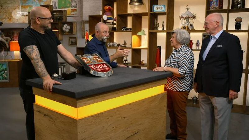 "Ich habe dieses Teil vor etwa 40 Jahren von einem ehemaligen amerikanischen Armeeangehörigen erworben, sagen wir mal", erzählte Verkäufer Joachim. "Im Rahmen, dass man eine Tasse Bier getrunken hat. Der wollte wieder nach Hause und das sollte hier bleiben", schilderte er weiter und brachte Lichter zum Schmunzeln.