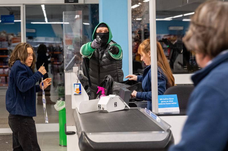 Der Überfall auf einen Discounter stellt die Polizei bis heute vor ein Rätsel. 