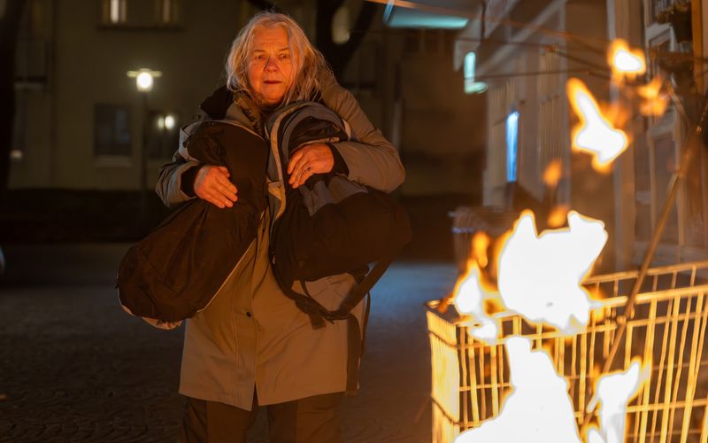 Die 72-jährige Rentnerin (Spielszene) wurde im Schlaf von den Flammen überrascht. Sie konnte sich noch retten, verlor jedoch einen Großteil ihrer Habseligkeiten.