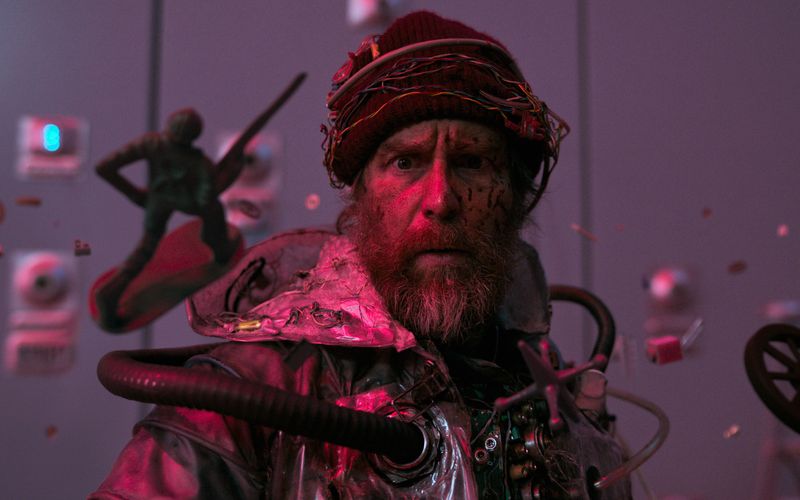 Sam Rockwell sieht in "Good Luck, Have Fun, Don't Die" nicht nach einem klassischen Kinohelden aus, soll aber trotzdem die Welt retten.