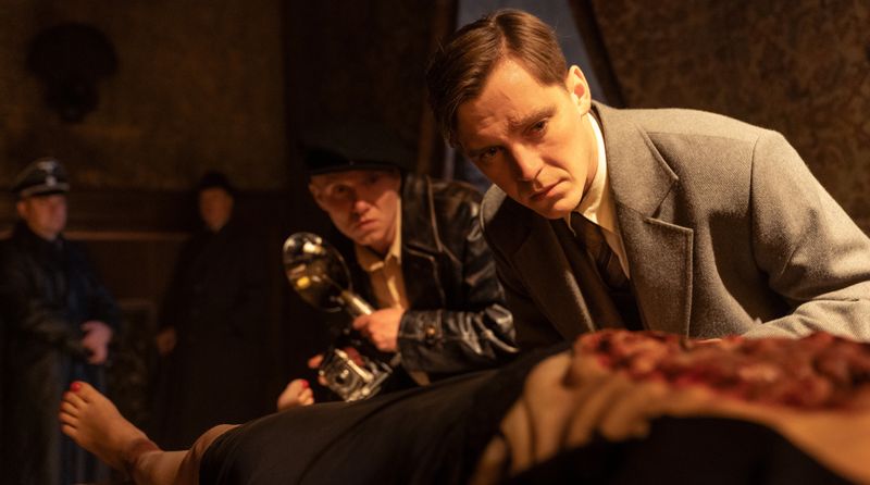 Jan Morava (Jonas Nay, rechts) ermittelt im Fall einer sadistisch ermordeten Offizierswitwe.