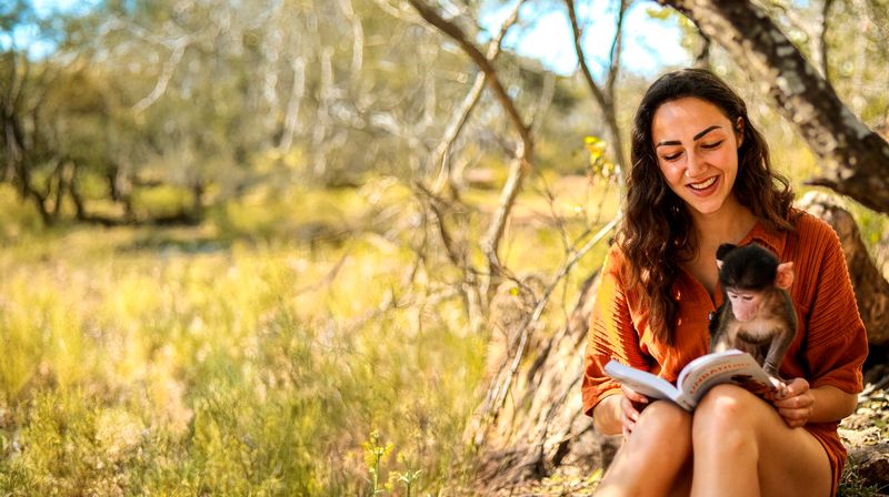 Michi zeigt sich hier im Jahr 2022 mit dem acht Wochen alten Pavianbaby Bodhi, dessen Mama leider von Wildhunden getötet wurde.
