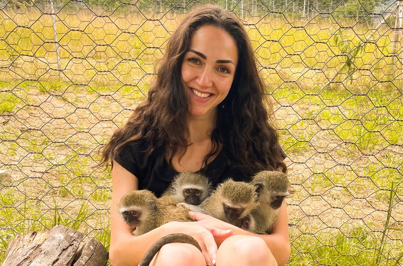 Michi Schreiber zeigt sich im Jahr 2022 im Norden Südafrikas im Rettungsprojekt für Meerkatzen.