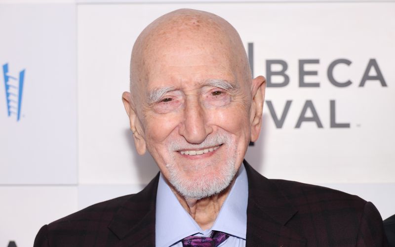 Schon 1974 in "Der Pate II" machte er als sizilianischer Mobster Eindruck, als Onkel Junior in "Die Sopranos" seinem Neffen Tony das Leben schwer: Dominic Chianese feierte im Februar 2026 seinen 95. Geburtstag. Zuletzt sah man den gelernten Maurer und Musical-Darsteller in den Serien "Good Wife", "Blue Bloods" und "Boardwalk Empire".