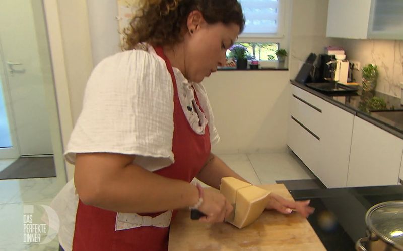 Gekonnt zerlegt die aus Kalabrien stammende Chiarina den Parmesan.