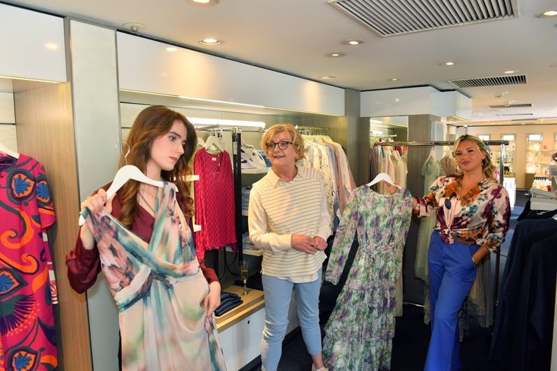 Bord-Stylistin Vera (Evelyn Burdecki, rechts) berät Evelyn (Saskia Vester, Mitte) und Ronja (Rosa von Lobenstein) bei der Kleiderwahl.