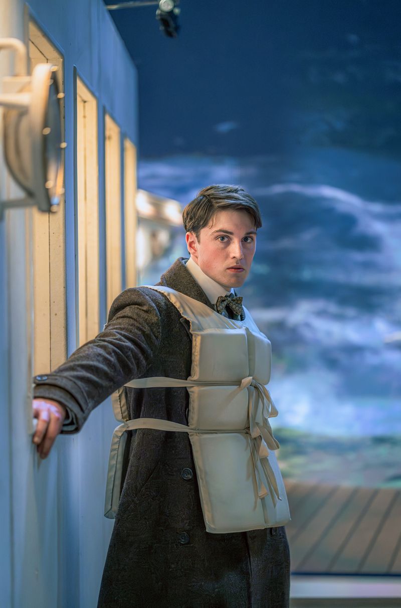 John B. "Jack" Thayer (Rhys Mannion) wird als einer von nur wenigen Passagieren den Sprung ins eiskalte Wasser überleben.
