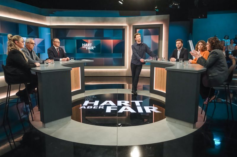 Wem vertrauen die Deutschen im Superwahljahr? Darüber diskutierte Moderator Louis Klamroth mit seinen Gästen in "Hart aber fair"
