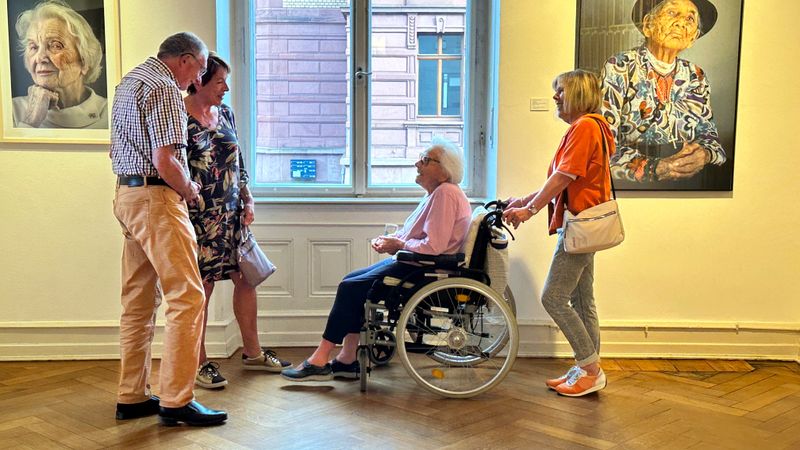 Friedel (im Rollstuhl) freut sich, wenn sie mit ihren Lieben spannende Erfahrungen machen darf.