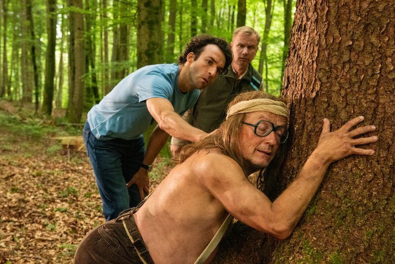 Neben Linus Schütz (links) und Robert Stadlober (Mitte) übernimmt auch der Komiker Wigald Boning (rechts) eine kleine Rolle im ZDF-Herzkino "Baumgeflüster".