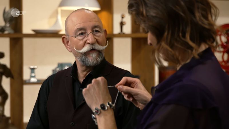 "Ich habe heute meinen Musikalischen", erklärte ein gutgelaunter Horst Lichter. Doch das Ständchen war ebenso schnell vorbei, wie es begann. Lichter lobte das Verkaufsobjekt - ein diamantbesetztes Collier mit Broschenanhänger: "Boah, das hat aber Feuer!"