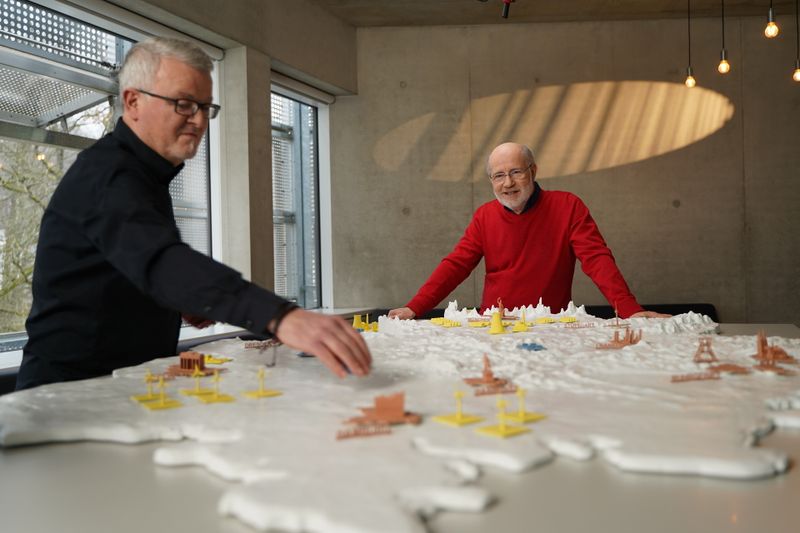 Wie können wir die Energieversorgung in Deutschland optimieren? Harald Lesch (rechts) fragt am Helmholtz-Institut für elektrochemische Energiespeicherung in Ulm bei Professor Maximilian Fichtner nach.
