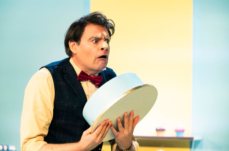 Frank Anders (Max Giermann) ist das Gesicht der beliebten Kindersendung "Sachen und Lachen". Vor der Kamera ist er der beliebte und sympathische Kinderfreund. Abseits des Sets offenbart der Mann aber durchaus Abgründe.